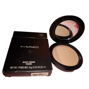Mac Raquel Welch Line beauty powder in Yogamode